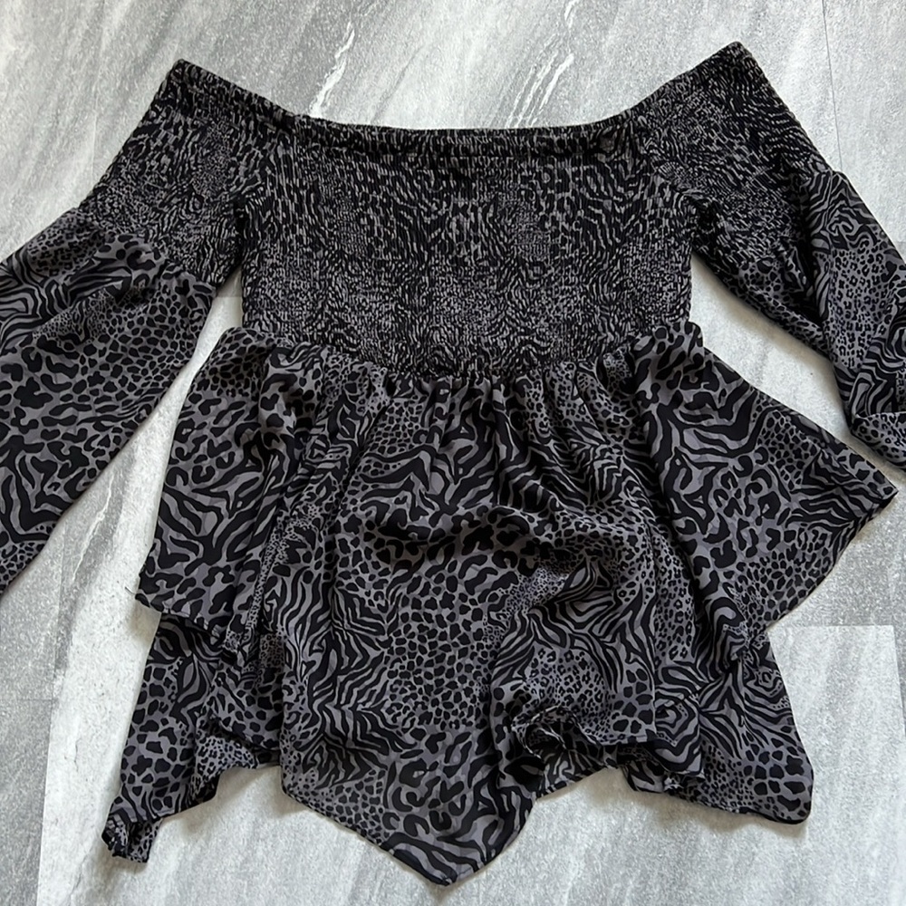 Torrid grey & black off the shoulder flowey sleeved blouse animal print stretchy